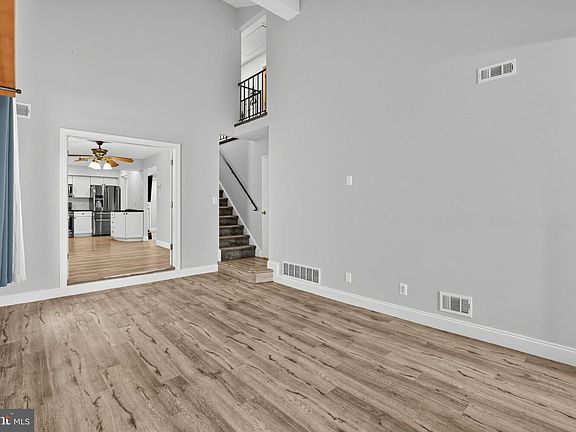 3rd image of 823 Barlow St