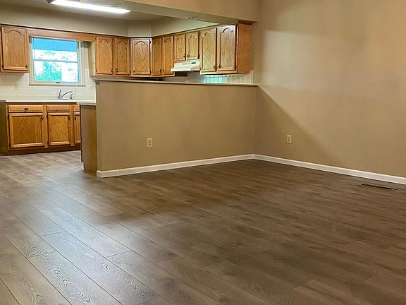 5th image of 297 Woodlawn Dr