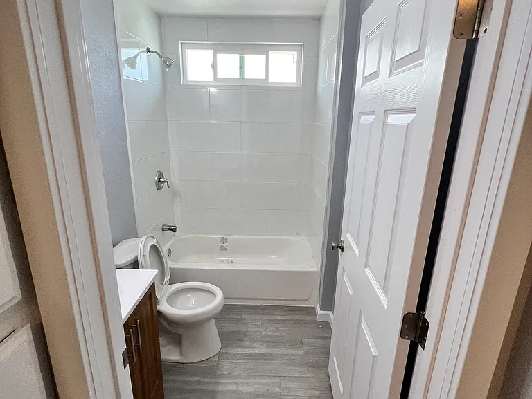 1155 E 10th St #D — Photo 2