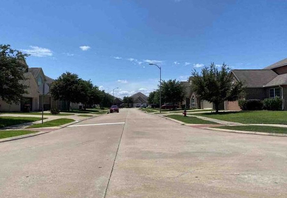 Exterior Neighborhood (street photo)