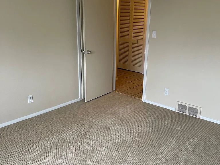 Embassy House Apartments — Photo 15