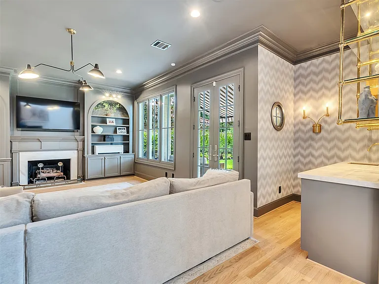 6608 Vanderbilt St — Photo 12