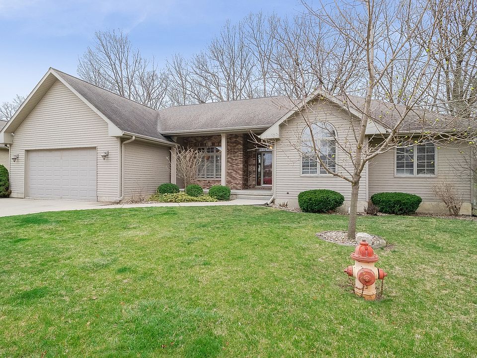 Don't let this picture fool you...there is a 3 car garage!