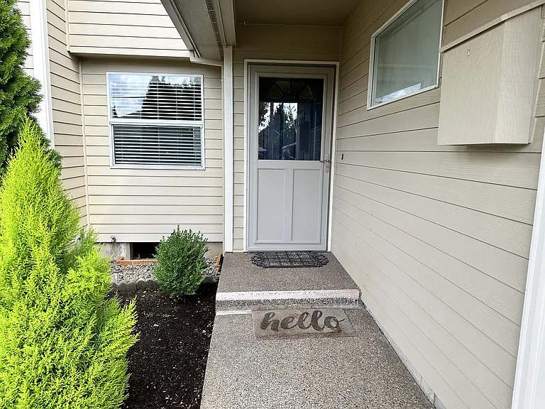 330 E College St — Photo 45