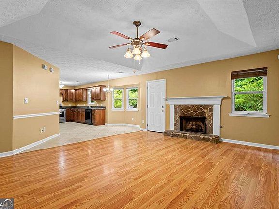 4th image of 163 Nicki Ct