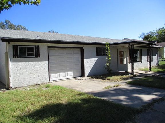 3rd image of 2304 Lincoln Dr