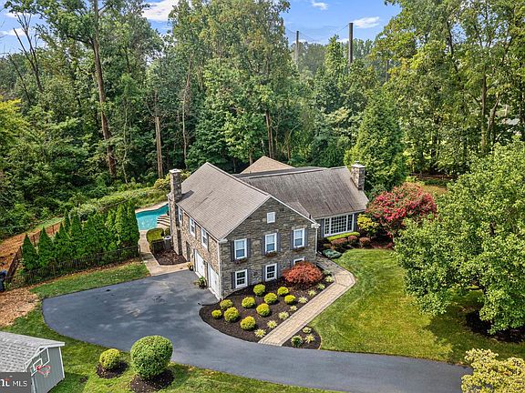 2nd image of 735 Hamilton Rd