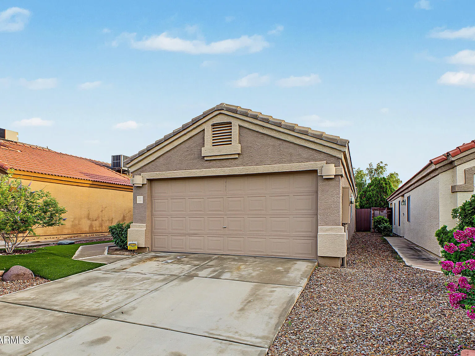3 bed, 2.0 bath, 1056 sqft, $2,100 — Photo 4