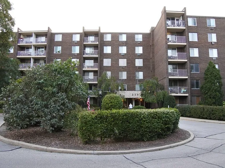 225 S Rohlwing Rd #506 — Photo 2