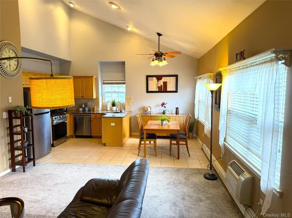 197 Fulton Street #20, Farmingdale, NY 11735