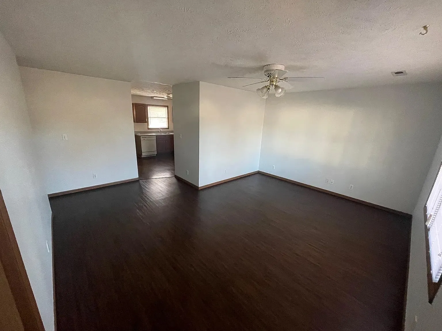 3 bed, 1212 sqft, $1,390 — Photo 2