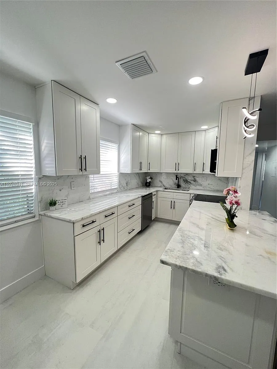 Building Photo - 708 Normandy Ln #708-O