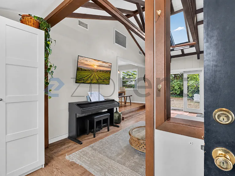 2039 Montecito Ave — Photo 5