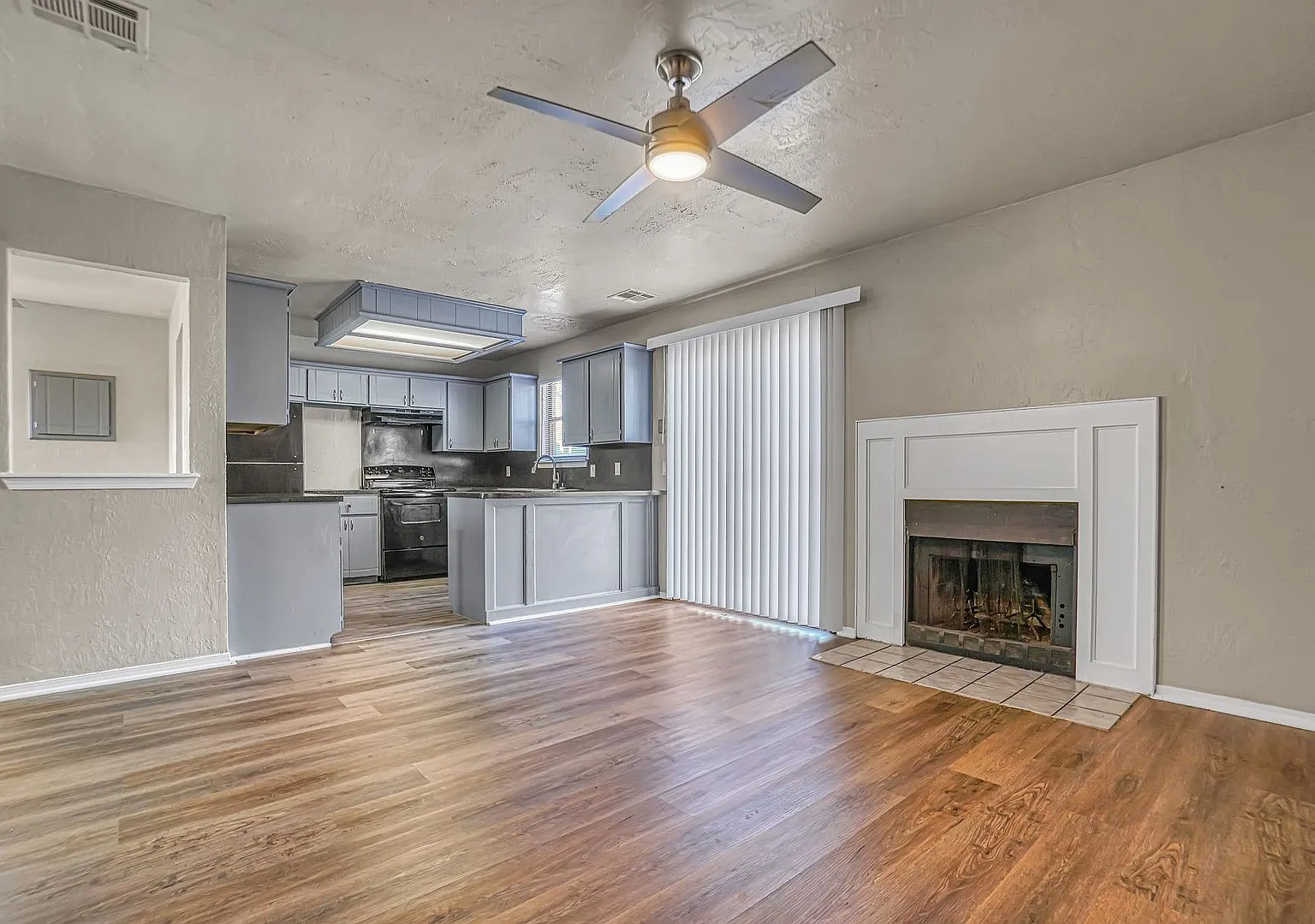 Beautiful 3 bedroom, 2.5 bath Townhome — Photo 2