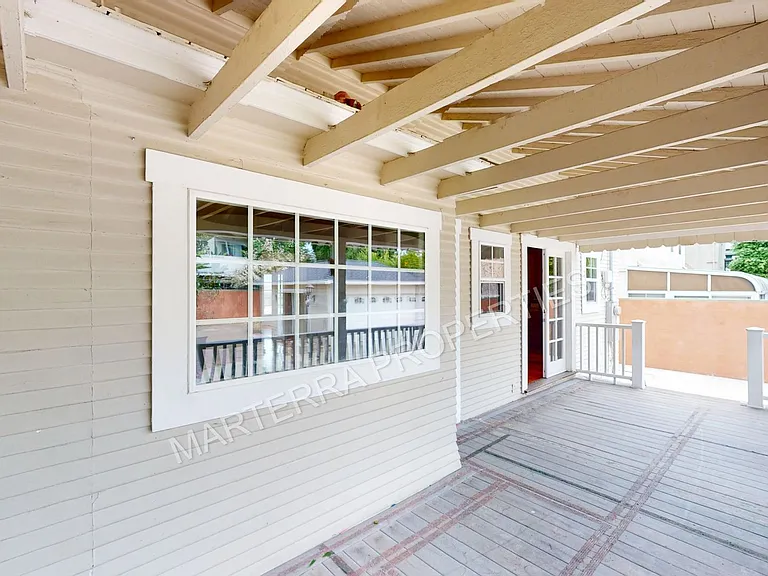 877 S Bronson Ave — Photo 24