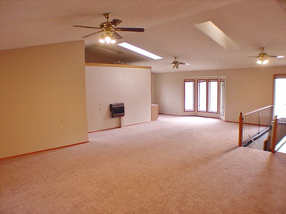 5th image of 13 Oak Knoll Ln