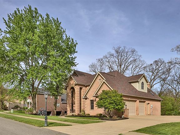 3rd image of 163 Oakview Dr