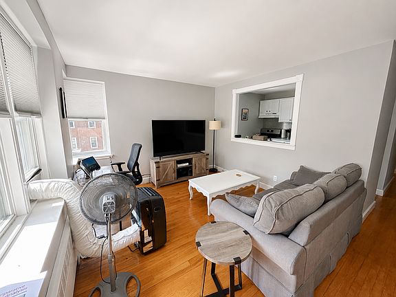 4th image of 135 Farragut Rd APT 18