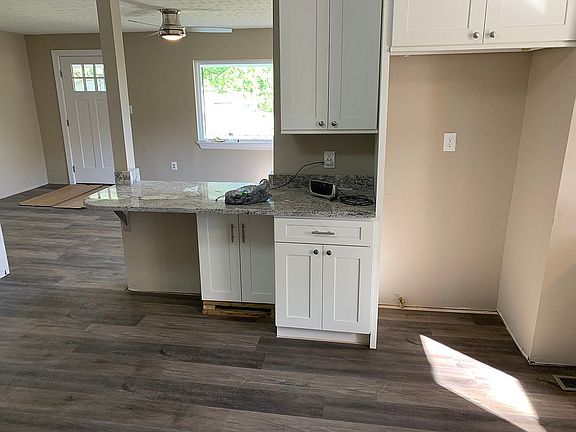 Upgraded cabinets w/Granite 