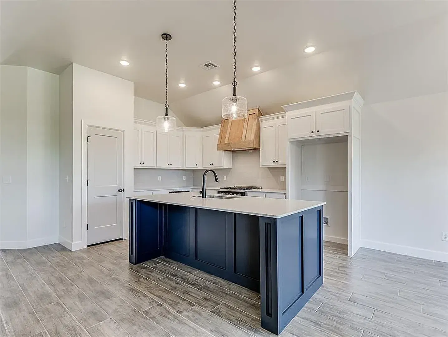 Beautiful 3-Bedroom Home in Yukon Modern 2025 Build! — Photo 3