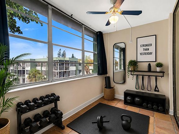 5th image of 2771 Taft St APT 407