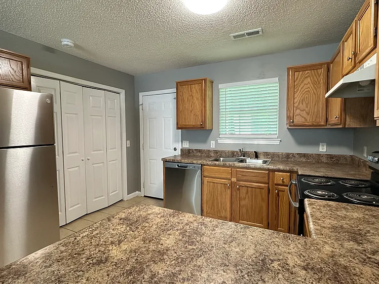 206 S Flora St #B — Photo 15