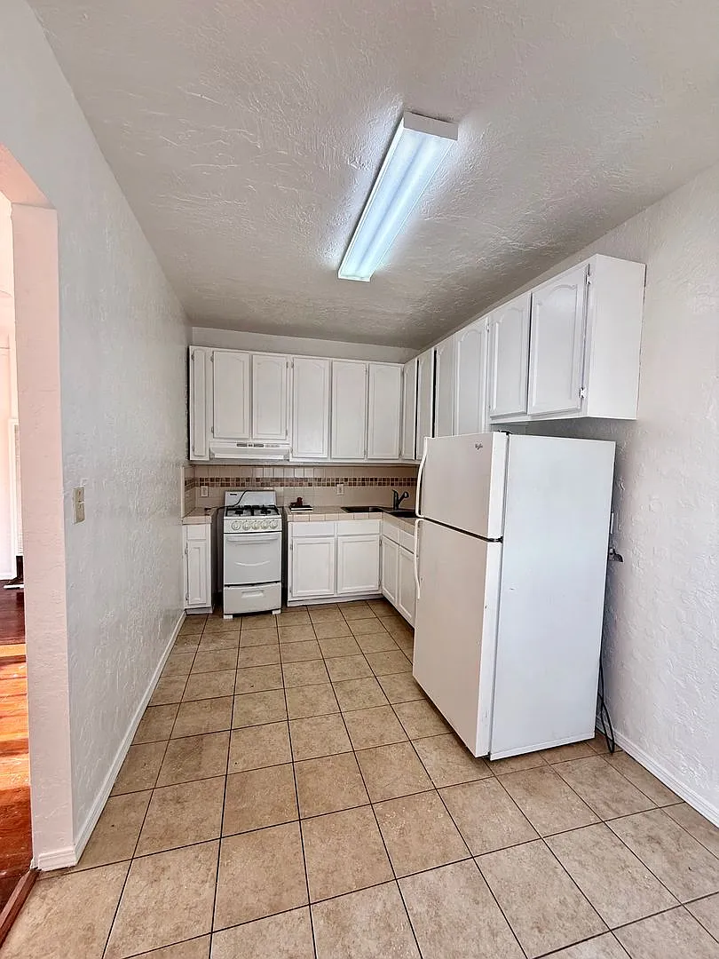 1534 Winona Blvd. — Photo 3