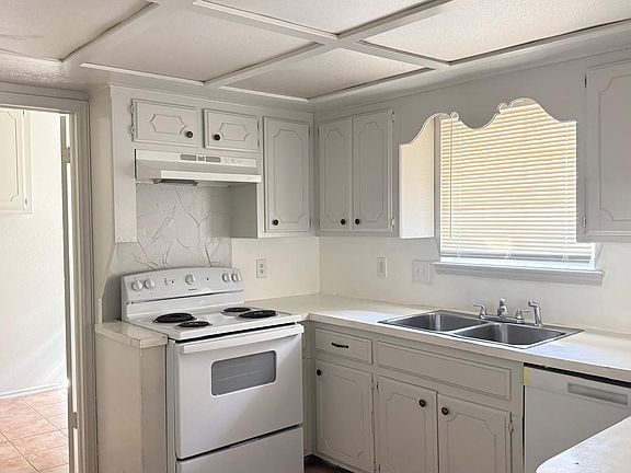 5th image of 3200 N Meadowood Dr