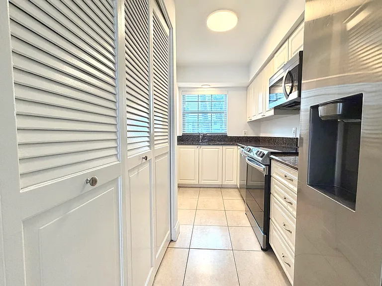 413 N Cypress Dr — Photo 2
