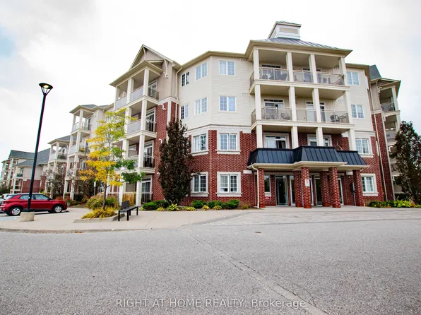 80 Aspen Springs Dr #425, Clarington, ON L1C 0V4