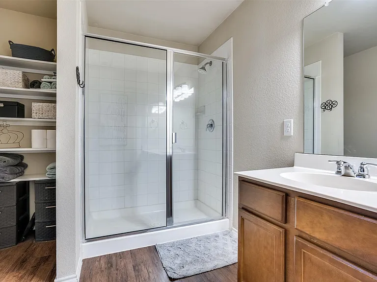 1606 Meadow Creek Dr — Photo 9