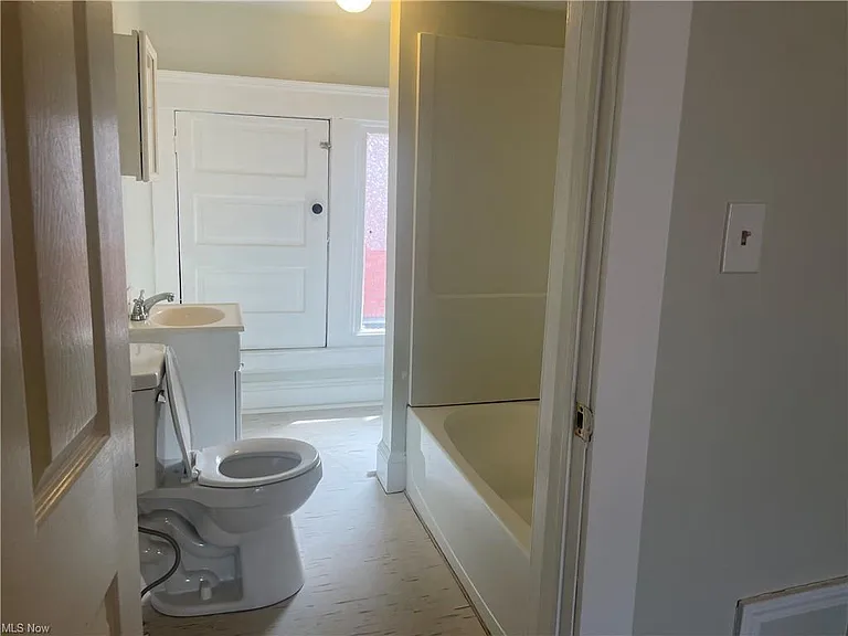 1420 Ansel Rd — Photo 2