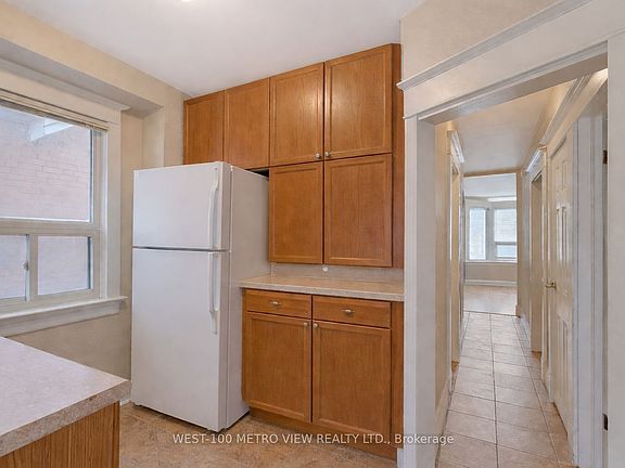 4th image of 1733 Dufferin St