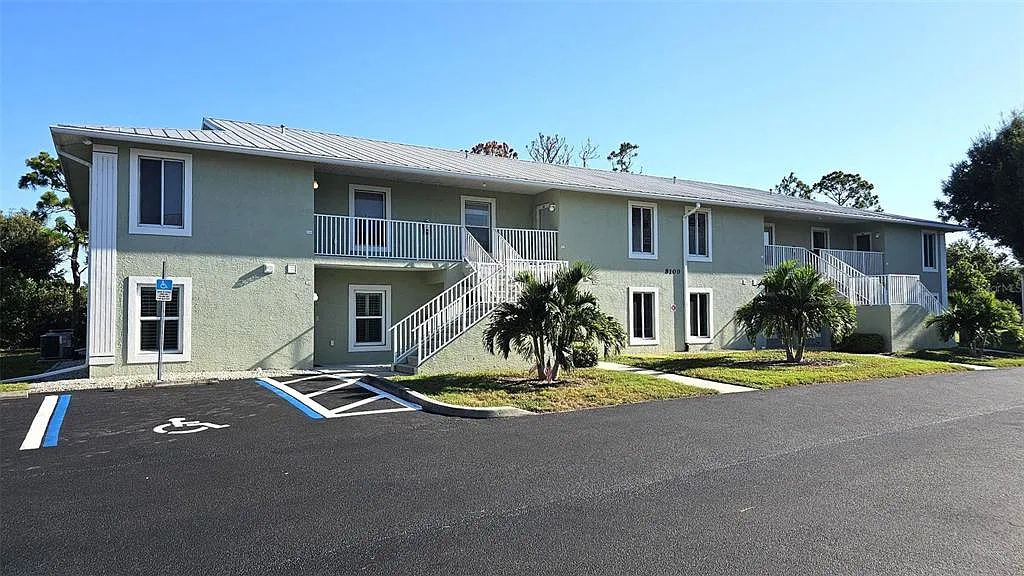 8100 Memory Ln — Photo 1