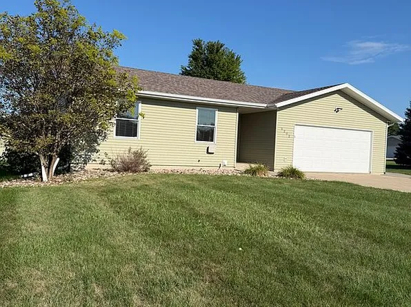 1202 10th Avenue Cir NE, Sioux Center, IA 51250