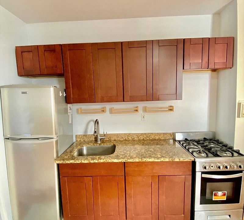 1st image of 162 E 88th St #18
