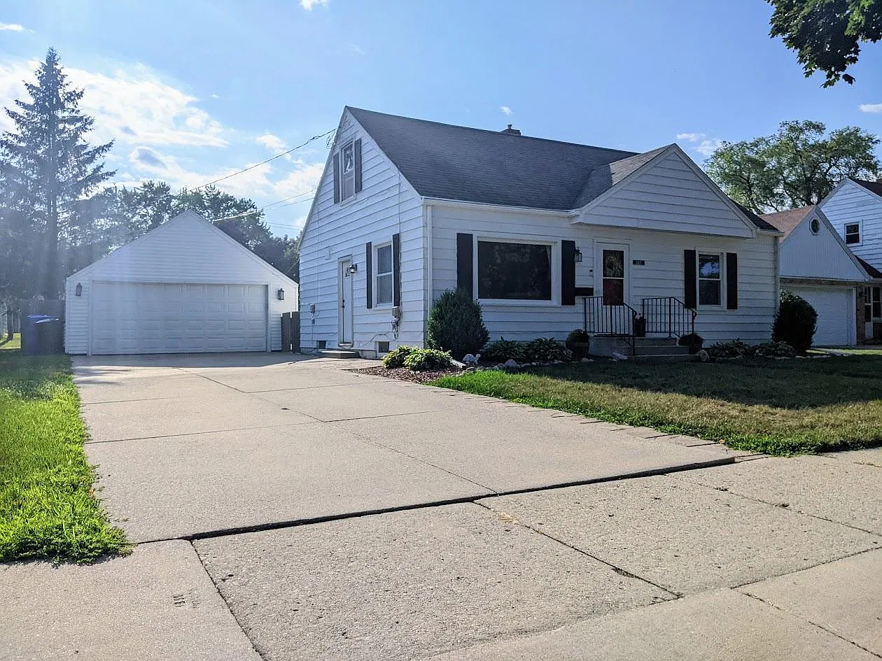2113 N Division St — Photo 2