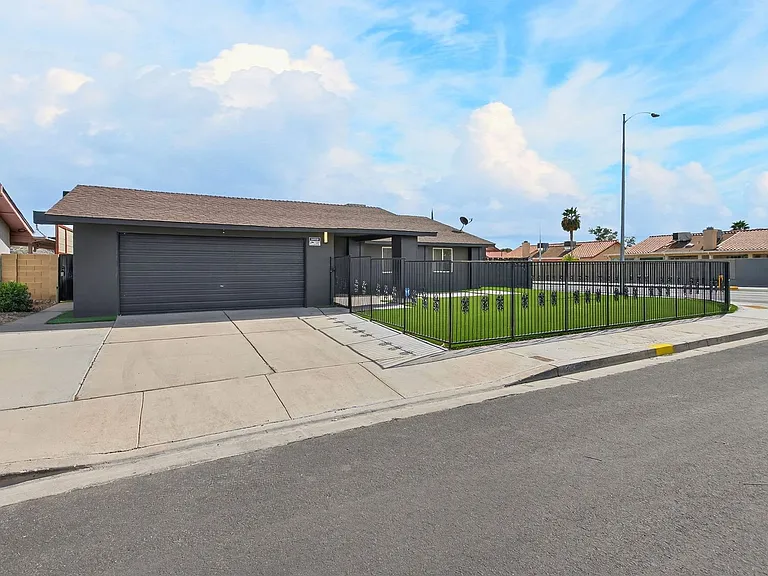 5270 Sepulveda Blvd — Photo 2