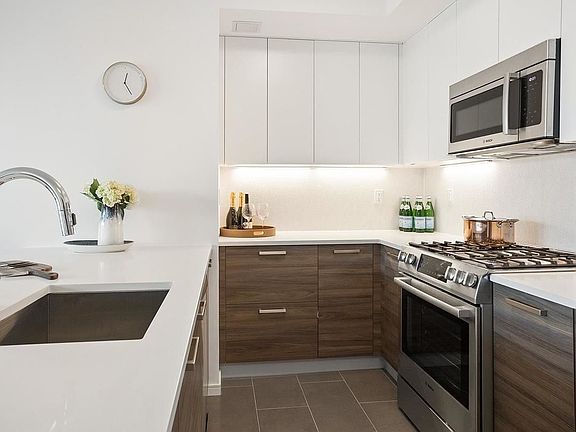 5th image of 40 Pinehurst Ave #D2