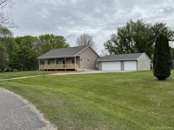 1939 Manchester Dr, Lapeer, MI 48446