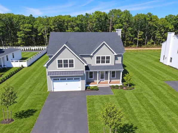 11 Colonels Path, Manorville, NY 11949