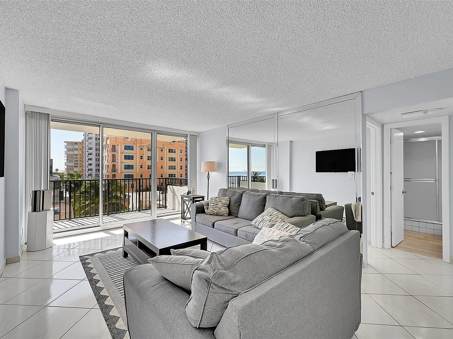 2 bed, 2.0 bath, 1050 sqft, $3,200 — Photo 4