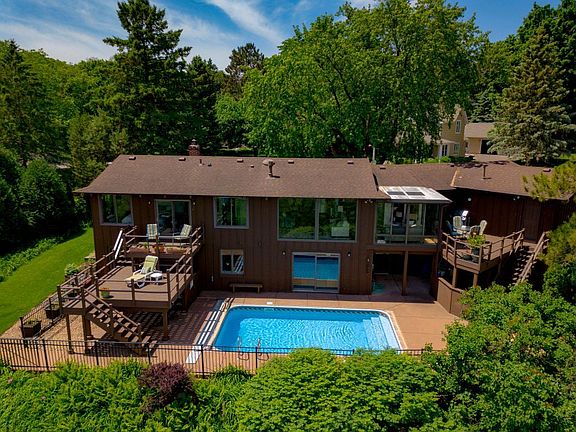 2nd image of 1323 Hillcrest Dr