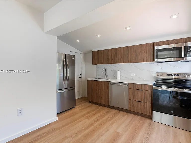 3021 Coconut Grove Dr — Photo 4