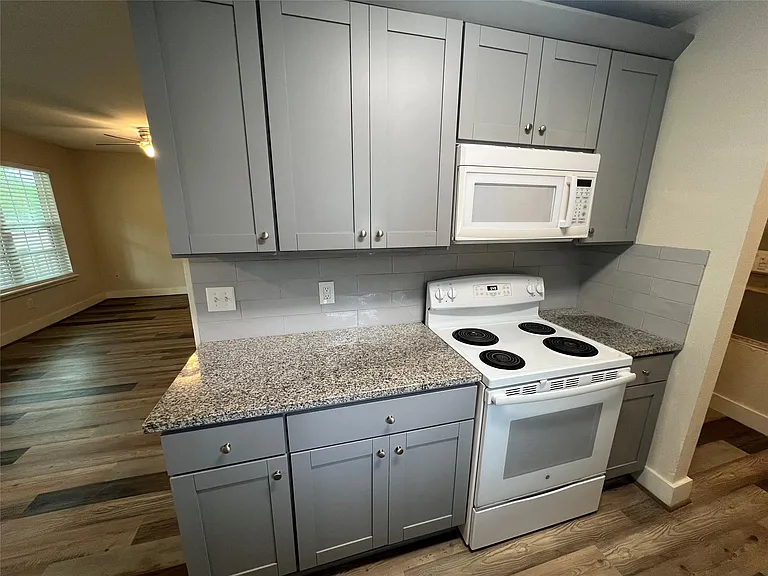 1310 Torres St — Photo 10