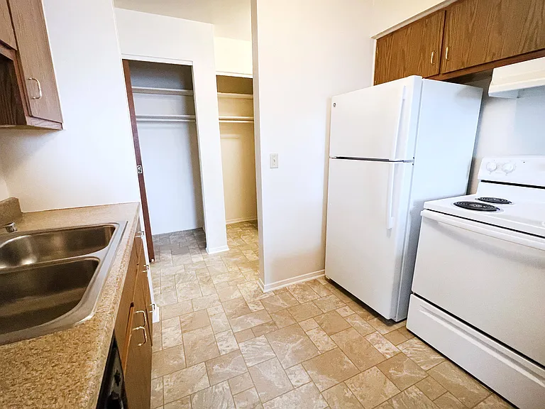 Four Worlds Apartments — Photo 41