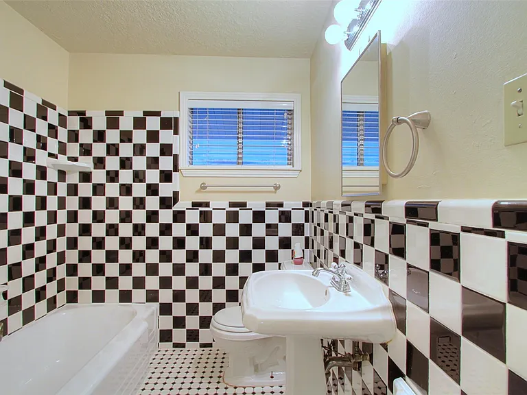 1322 Curtin St — Photo 28