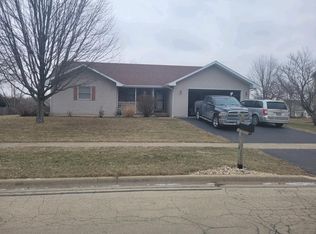 916 S Locust St, Sycamore, IL 60178