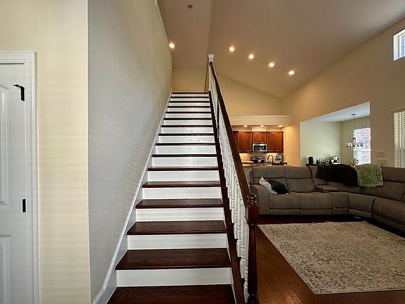 5th image of 309 Acorn Hollow Pl