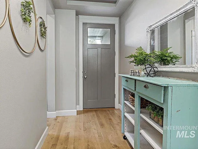 273 W Valentino St — Photo 7